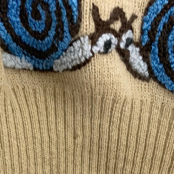 Embroidered v-neck pull-over sweater - Picture 8 of 9